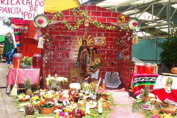 Dia de las Mulas/Corpus Christi 04-04
También estaban los puestos donde los niños podían tomarse la tradicional foto del recuerdo. Estos puestos están bellamente adornados con alimentos e incluso animales vivos. 

We could see the photo stands, where the kids could take the traditional picture. This stands have food and even alive animals. 

Keywords: Día de las Mulas/ Corpus Christi.