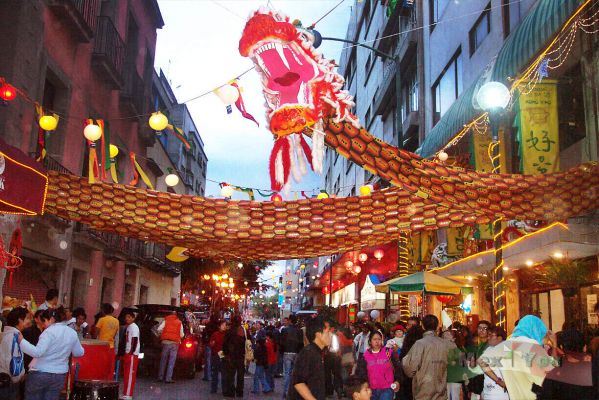 Festival de los Faroles/Lantern Festival 01-12
Hoy se llevï¿½ a cabo el 'Festival de los Faroles' en el Barrio Chino de la Ciudad de Mï¿½xico,  con el cual se concluye la celebracion del Aï¿½o Nuevo Chino. 

Today was carried out the ' Festival of the Faroles' in the Mexico City  which concludes the celebration of the Chinese New Year. 
Keywords: Festival  Faroles Lantern Festival barrio chino china dragon