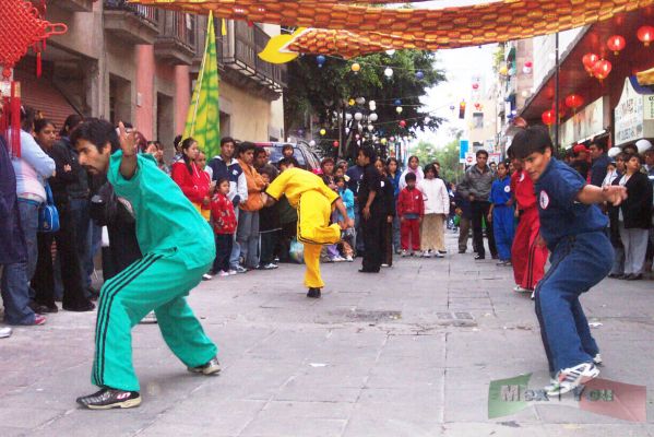 Festival de los Faroles/Lantern Festival 02-12
Aproximadamente a las 6 de la tarde empezï¿½ el festival con una demostraciï¿½n de Artes Marciales. 

About  6 o'clock pm began the festival with a   Martial Arts demonstration .
Keywords: Festival  Faroles Lantern Festival barrio chino china martial arts artes marciales