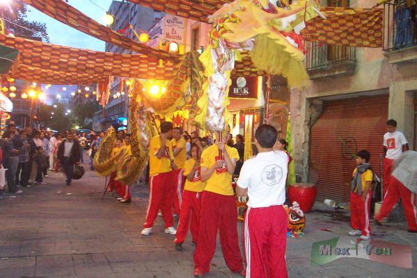 Festival de los Faroles/Lantern Festival 03-12
DespuÃ©s empezaron a ensayar el baile del DragÃ³n. 

Later they began to try the  Dragoon dance.

Keywords: Festival  Faroles Lantern Festival barrio chino china dragon