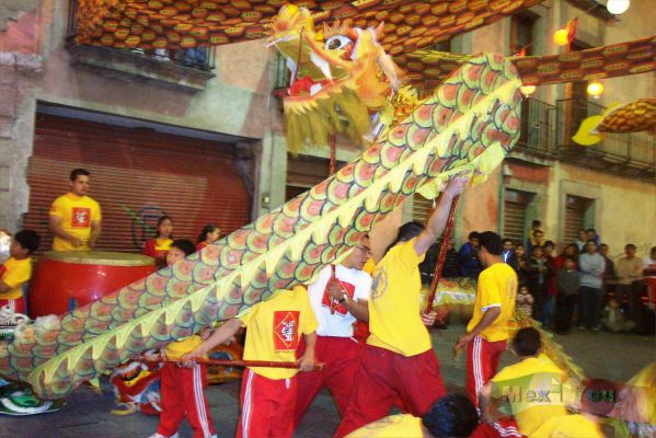 Festival de los Faroles/Lantern Festival 05-12
DespuÃ©s siguiÃ³ la hermosa danza del DragÃ³n , en la cual los participantes demostraron habilidad y resistencia. 

In the  Dragoon dance the performers showed  their skills  and resistance.
Keywords: Festival  Faroles Lantern Festival barrio chino china dragon