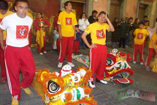 Festival de los Faroles/Lantern Festival 12-12
Para concluir los participantes agradecieron al pÃºblico sus asistencia y ovaciones y esperan vernos el prÃ³ximo aï¿½o .

In order to conclude the event,  the performers thanked for to the public their  attendance and ovations  and hope to see us next year.
Keywords: Festival  Faroles Lantern Festival barrio chino china leon lion martial arts