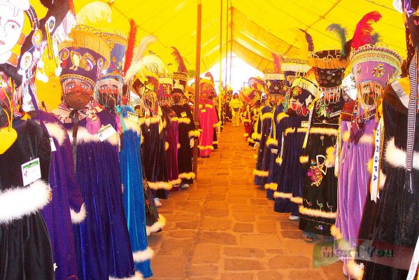 Dia de la Candelaria/Candlemas Day 02-6
Los Chinelos estuvieron situados a ambos lados y esperaban la llegada del Niï¿½opa. 

In the Cathedral the  Chinelos were located to both sides and waiting for the arrival of the Niï¿½opa.
Keywords: Dia  Candelaria  Xochimilco niÃ±opa