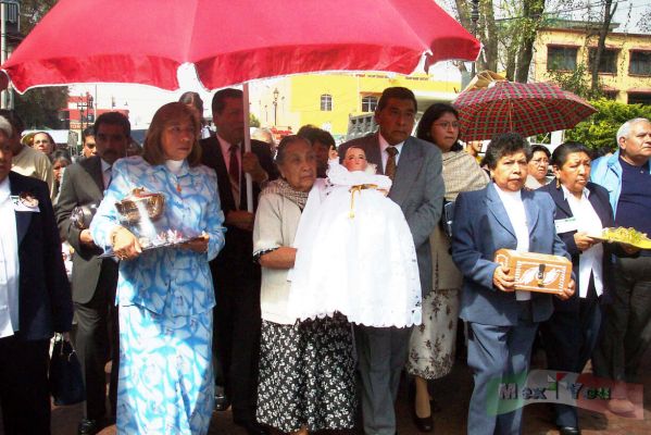 Dia de la Candelaria/Candlemas Day 03-6
Por la avenida Xochimilco llegaba la familia Arellano Alvarez quien tuvo la 'mayordomï¿½a' durante el 2004. 

The  'Mayordomos' (stewardship)  during the 2004 - the Arellano Alvarez family - walked through the Xochimilco avenue to the Cathedral.
Keywords: Dia  Candelaria  Xochimilco niÃ±opa