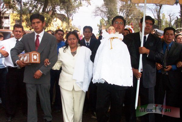 Dia de la Candelaria/Candlemas Day 05-6
Despuï¿½s de escuchar la misa se hizo el cambio a los nuevos 'mayordomos' durante el 2005: la familia  Galicia Aguilar, quienes despuï¿½s llevaron al niï¿½o a su nueva morada durante este aï¿½o. 

After the mass was carried out the change of 'Mayordomos' . The Galicia Aguilar family has the honor in this year , who carried the Niï¿½opa to his new stay. 
Keywords: Dia  Candelaria  Xochimilco niÃ±opa