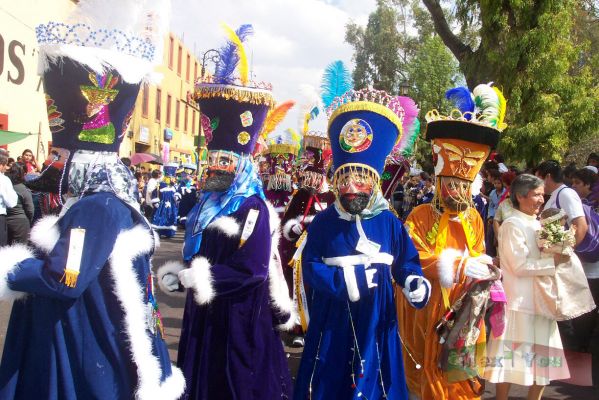 Dia de la Candelaria/Candlemas Day 06-6
A la salida del templo , la banda y los 'Chinelos' danzaron por las avenidas de Xochimilco escoltando al Niï¿½opa, dejando escuchar la mï¿½sica y mostrando la belleza de las danzas  a la gente asistente.  

 A musical band and the ' Chinelos' danced by the avenues of Xochimilco escorting to the Niï¿½opa. The assinting people could hear the music and enjoy the dances during the journey.
Keywords: Dia  Candelaria  Xochimilco niÃ±opa