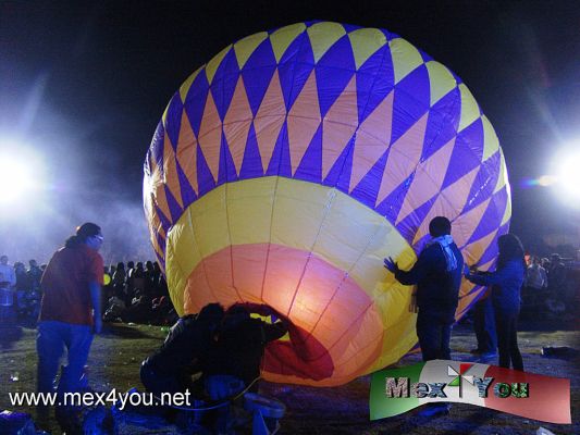 CelebraciÃ³n de DÃ­a de Muertos en  Ohtenco, Milpa Alta  (04-07) 
Los globos se fabrican con papel china, engrudo, y alambre, ademÃ¡s de una esponja de algodÃ³n o algÃºn otro material baÃ±ada en parafina, que al quemarse genera aire caliente, lo que hace que los globos se eleven.

Photo by: Antonio Pacheco 
Keywords: dia muertos difuntos day dead ohtenco globos papel china cantoya milpa alta