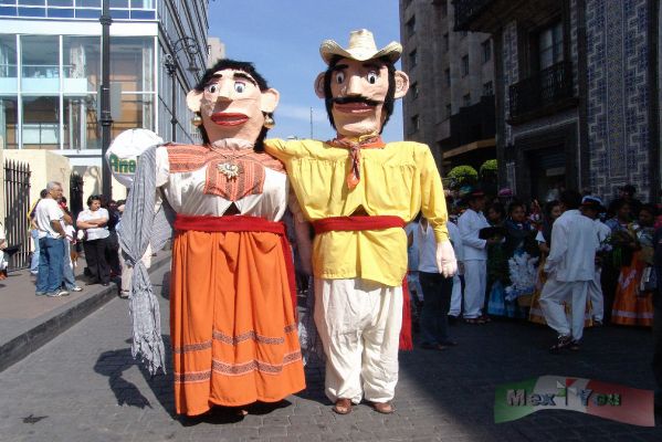 Guelaguetza Zocalo 01-13
Hoy comenzï¿½ la quinta emisiï¿½n de la ' Guelaguetza en el Zï¿½calo ' con el recorrido de la Calenda en el inicio de la avenida Madero a las 10:30 de la maï¿½ana. 

Today began the  ' Guelaguetza en el Zï¿½calo ' in the 5th emision with the ' Calenda ' route at the beginning of the Madero avenue at 10:30 in the morning. 
Keywords: Guelaguetza Zocalo oaxaca