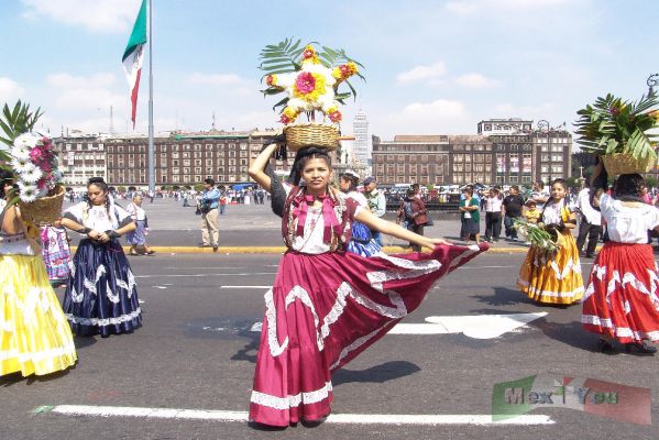 Guelaguetza Zocalo 04-13
Todos los integrantes de la Guelaguetza hicieron un recorrido alrededor del Zï¿½calo antes de llegar al escenario. 

All the Guelaguetza members gave a roundup around the ' Zï¿½calo ' before arrive to scene.
Keywords: Guelaguetza Zocalo oaxaca