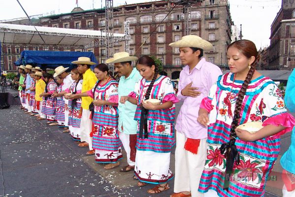 Guelaguetza Zocalo 05-13
AquÃ­ podemos una Danza de la regiÃ³n Mazateca .

Here we could see a Mazateca Dance. 
Keywords: Guelaguetza Zocalo oaxaca