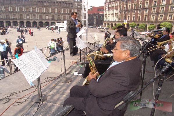 Guelaguetza Zocalo 06-13
Para acompaï¿½ar las danzas se contÃ³ con mÃºsica en vivo tocada por autÃ©nticas bandas Oaxaqueï¿½as.

The music to the dance were performed by authentic Bands from Oaxaca. 
Keywords: Guelaguetza Zocalo oaxaca