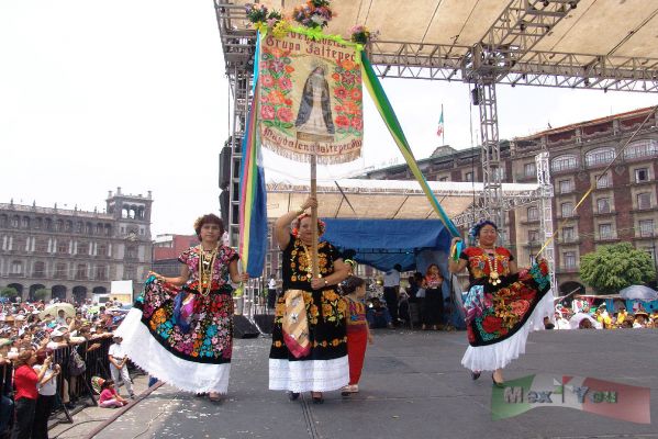 Guelaguetza Zocalo 09-13
AquÃ­ la Danza de la regiÃ³n del Istmo. 

Here we have the dance from the Istmo Region. 
Keywords: Guelaguetza Zocalo oaxaca