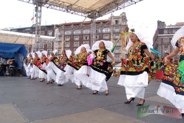 Guelaguetza Zocalo 10-13
La gente disfrutï¿½ con la danza y la belleza de los trajes de Tehuana. 

The people enjoyed with the dance and the beauty of the 'Tehuana' typical suits. 
Keywords: Guelaguetza Zocalo oaxaca tehuana