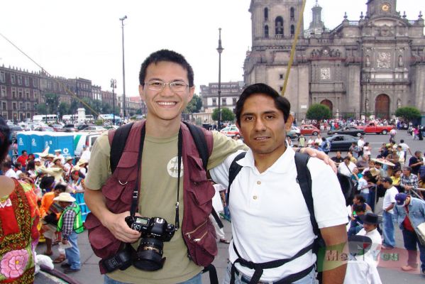 Guelaguetza Zocalo 11-13
Este evento fue seguido y admirado por gente del extranjero como Franco, turista de Hong Kong que posÃ³ con nuestro fotÃ³grafo. 

This event was admired by people from overseas like Franco, a Hong Kong tourist which  posed with our photographer. 
Keywords: Guelaguetza Zocalo antonio pacheco oaxaca