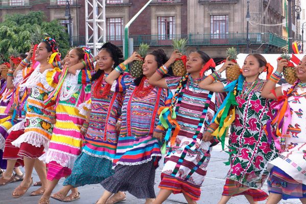 Guelaguetza Zocalo 13-13
Usted podrï¿½ disfrutar de las danzas y conferencias sobre Oaxaca del 4 al 9 de Julio en el Zï¿½calo y en la Casa de la Primera Imprenta respectivamente,  a  partir de las 16:00 horas y la clausura  el dï¿½a Domingo 10 a partir de las 10 de la maï¿½ana. 

You could enjoy the Dances and confererences about Oaxaca from 4th to 9th July in the ' Zï¿½calo ' and the ' Casa de la Primera Imprenta '  respectively, from 16:00 hours and the closing the Sunday 10th from 10 o'clock. 
Keywords: Guelaguetza Zocalo flor de piÃ±a