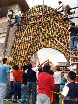 Celebracion del SeÃ±or de la Misericordia/ Mercy's Lord Celebration.03-25
En el barrio de la Candelaria ubicado entre las calles de Emiliano Zapata y avenida Pacifico empiezan a colocar las portadas.

In the Candelaria neighborhood  located between the streets of Emiliano Zapata and Pacific avenue they begin to place the 'Portadas'. 
Keywords: Celebracion SeÃ±or  Misericordia  Mercy  Lord Celebration coyocan candelaria town pueblo