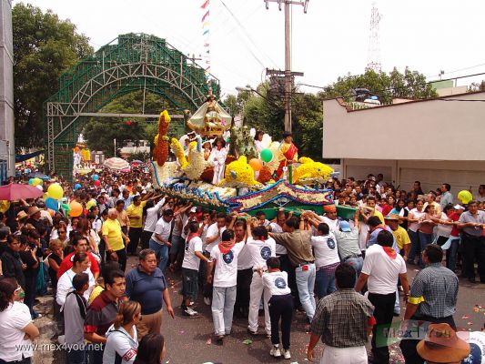 Celebracion del SeÃ±or de la Misericordia/ Mercy's Lord Celebration.19-25
La ' Anda ' del SeÃ±or de la Misericordia por la avenida de Real de los Reyes en la cual podemos apreciar el gran esfuerzo y tambiÃ¨n gran devociÃ²n de la gente de este "pueblo" del D.F. 

The  'Anda ' of the Mercy's Lord  by the  Real de los Reyes avenue  in which  we can also appreciate the concerted effort and great devotion of the people of this district.
Keywords: Celebracion SeÃ±or  Misericordia  Mercy  Lord Celebration coyocan candelaria town pueblo