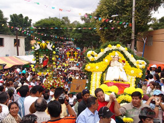 Celebracion del SeÃ±or de la Misericordia/ Mercy's Lord Celebration.23-25
La gente se aglomeraba en la plaza para ver la llegada de sus santos. 

People crowded together themselves in the square  to see the arrival of their  saints.
Keywords: Celebracion SeÃ±or  Misericordia  Mercy  Lord Celebration coyocan candelaria town pueblo