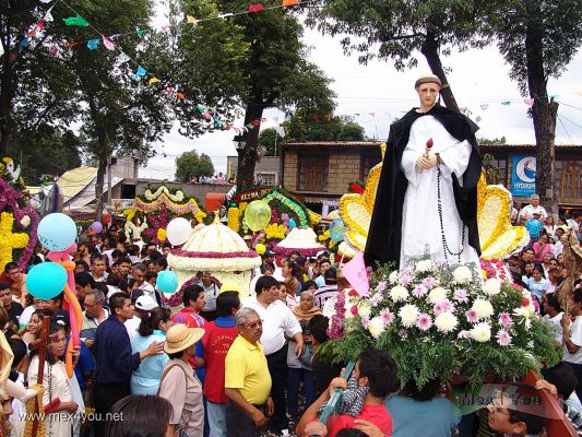 Celebracion del SeÃ±or de la Misericordia/ Mercy's Lord Celebration.24-25
Las ' Andas ' se colocaban con cuidado y los santos eran llevados a la parroquia. 

The ' Andas ' were placed with well-taken care of and the saints were taken to the parish.
Keywords: Celebracion SeÃ±or  Misericordia  Mercy  Lord Celebration coyocan candelaria town pueblo