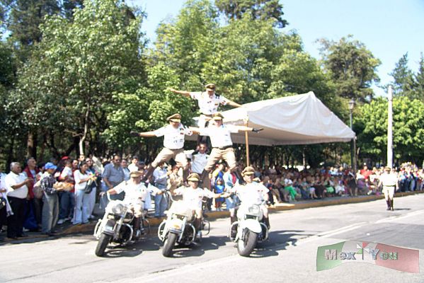 Feria de Las Flores/Flowers Fair 2005 05-12
Desde la avenida Miguel Angel de Quevedo partió un hermoso desfile integrado por carros alegóricos y danzantes  hasta llegar a la avenida de La Paz donde se llevó a cabo una demostración de motociclistas de nuestro departamento de tránsito. 

From Miguel Angel de Quevedo avenue was carried out a beautiful parade integrated by dancers, parade float  until  La Paz avenue  where we could see a demonstration by our PD.
