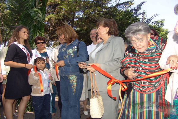 Feria de Las Flores/Flowers Fair 2005 07-12
Al llegar todos los participantes del desfile  al Parque de la Bombilla la licenciada Leticia Robles Colín, jefa de la Delegación Alvaro Obregón, cortó el listón para inaugurar formalmente el evento. 

When all the members of the parade arrive to ' Parque de la Bombilla' park the lawer Leticia Robles Colín, Chief of the Alvaro Obregón Delegation cut the ribbon to open the event. 
