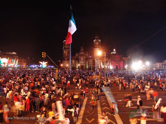 El Grito 2005/The Cry 2005 01-08
Desde muy temprano la gente se reunió en el  Zócalo  para el tradicional ' Grito ' de Independencia. 

From very early in the afternoon the people gatered in the '  Zócalo ' to the traditional   ' Independence Cry' 
Keywords: Dia de la Independencia  El Grito Independence Day The Cry Fireworks