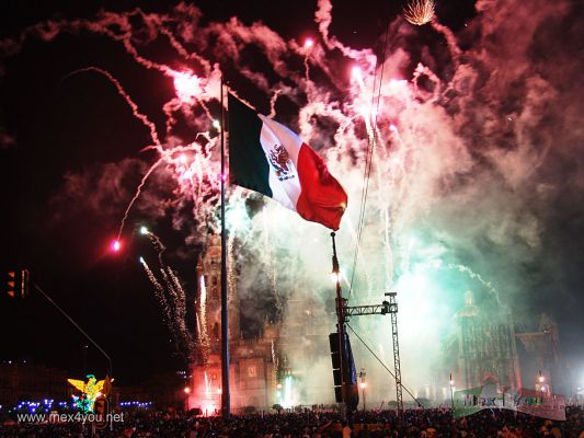 El Grito 2005/The Cry 2005 03-08
A las 11:00 en punto de la noche el Presidente de México dió el grito: Viva Morelos, Viva Hidalgo... Viva México y enseguida  dió inicio una bella demostración de fuegos artificiales acompañada de música Mexicana. 

At  11:00 o'clock at night President of Mexico  gave ' The Cry ' :  Alive Morelos, Alive Hidalgo...   Alive Mexico and immediately began  a beautiful fireworks demonstration accompanied by Mexican music. 
Keywords: Dia de la Independencia  El Grito Independence Day The Cry Fireworks