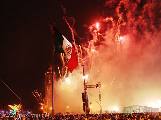 El Grito 2005/The Cry 2005 04-08
La gente lanzaba  exclamaciones ante tan bello espectáculo.

People was amazed before so beautiful spectacle. 
Keywords: Dia de la Independencia  El Grito Independence Day The Cry Fireworks