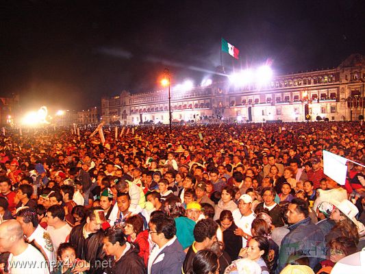 El Grito 2005/The Cry 2005 08-08
Al terminar la música y los fuegos artificiales la gente empezó a retirarse y a preparse para el desfile militar del día siguiente. 

When finishing the music and the fireworks people left the ' Zócalo '  and to prepar themselves for the military parade of the following day.
Keywords: Dia de la Independencia  El Grito Independence Day The Cry Fireworks