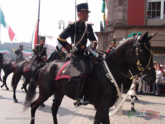 Desfile Militar 16 Septiembre/ Military Parade September 16th 06-09
La caballerÃ­a recibiÃ³ tambiÃ©n algunos silbidos de admiraciÃ³n. 

The cavalry also received some admiration whistles. 
Keywords: Desfile Militar 16 Septiembre/ Military Parade September 16th fiestas patrias patriotic month mes patria