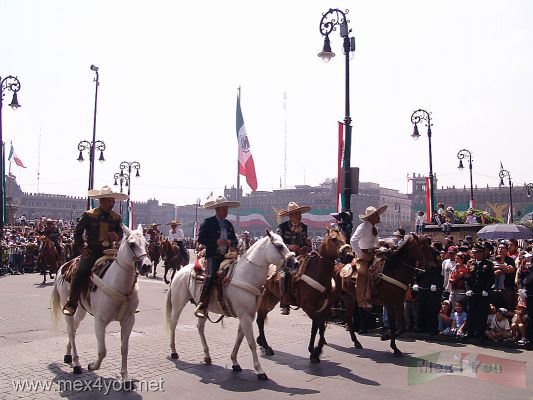 Desfile Militar 16 Septiembre/ Military Parade September 16th 07-09
Despué³ de presenciar  varios contingentes el evento terminó £¯n nuestros tradicionales Charros. 

After seeing   several contingents the event finished with our traditional ' Charros '.
Keywords: Desfile Militar 16 Septiembre/ Military Parade September 16th fiestas patrias patriotic month mes patria