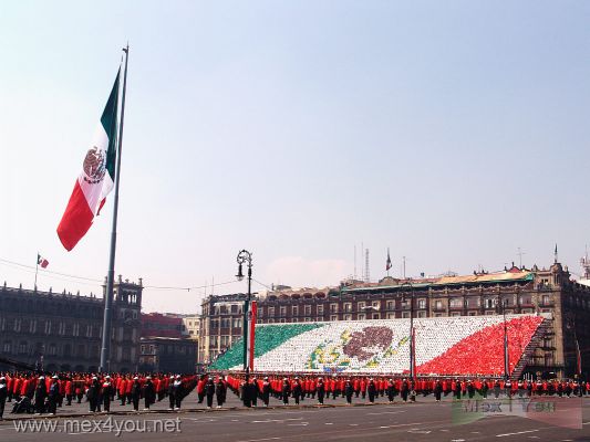 Desfile deportivo de la RevoluciÃ³n Mexicana 2005 / Mexican Revolution Parade 2005 (01-13)
A partir de las 10:40 de la mañ¡®¡ comenzÃ³ el desfile conmemorativo del 95avo Aniversario de la RevoluciÃ³n Mexicana.

From  10:40 in the morning the commemorative began the 95th Anniversary of the Mexican Revolution with the traditional sporting parade.
Keywords: Desfile 20 de noviembre, November 20th parade revolucion mexicana revolucionario mexican revolution  deportivo zocalo 