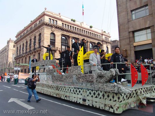 Desfile deportivo de la RevoluciÃ³n Mexicana 2005 / Mexican Revolution Parade 2005 (05-13)
... ademÃ¡s de los Campeones Mundiales de Futbol la Sub 17.

... in addition to the World-wide Champions of Soccer Sub 17.
Keywords: Desfile 20 de noviembre, November 20th parade revolucion mexicana revolucionario mexican revolution 