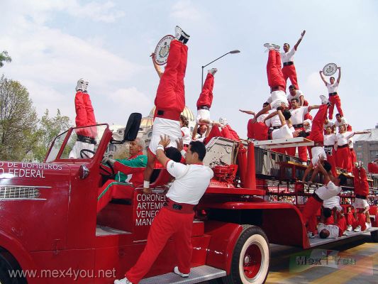 Desfile deportivo de la RevoluciÃ³n Mexicana 2005 / Mexican Revolution Parade 2005 (07-13)
Los miembros de nuestro Departamento de Bomberos haciÃ¡n gala de equilibrio y fuerza. 

The members of our Fire Department  showed  the  balance and force.
Keywords: Desfile 20 de noviembre, November 20th parade revolucion mexicana revolucionario mexican revolution 