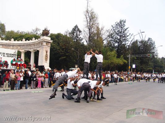 Desfile deportivo de la RevoluciÃ³n Mexicana 2005 / Mexican Revolution Parade 2005 (08-13)
Los miembros de PentatlÃ³n causaban admiraciÃ³n entre la gente asistente con sus hazañ¡³®

The members of PentatlÃ³n caused admiration with their feats among the  people .
Keywords: Desfile 20 de noviembre, November 20th parade revolucion mexicana revolucionario mexican revolution 