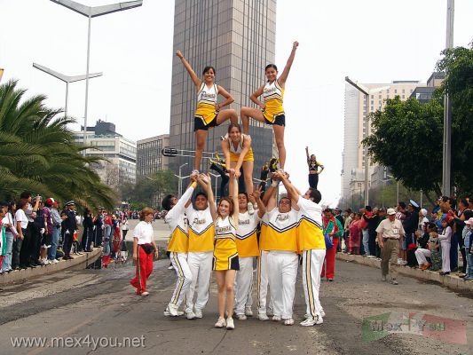 Desfile deportivo de la RevoluciÃ³n Mexicana 2005 / Mexican Revolution Parade 2005 (09-13)
Los grupos de Porristas mostrarÃ³n su fuerza y control ademÃ¡s de la belleza de las chicas.

The groups of cheerleaders  showed force and control in addition to the beauty of the girls.
Keywords: Desfile 20 de noviembre, November 20th parade revolucion mexicana revolucionario mexican revolution 