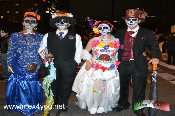 Desfile de Catrinas 2018 (01-05)
Hoy en el paseo de la Reforma se viste de diamantina, flores de cempasÃºchil con tocados esplendorosos y trajes y vestidos de elegancia. Para dar iniciÃ³ a la Quinta ediciÃ³n del Desfile de Catrinas 2018.

Text by: YanÃ­n RamÃ­rez, Photo by: Antonio Pacheco
Keywords: desfile catrinas 2018 catrines dia muertos mega procesiÃ³n catrinas coco maquillaje paseo reforma