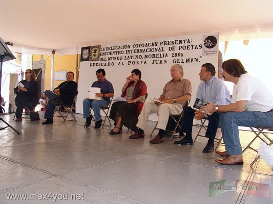 CXV Aniversario de la Colonia del Carmen/Carmen neighborhood CXV anniversary 06-07
Mientras tanto en el Parque Hidalgo teníamos el Encuentro de Poetas del Mundo Latino, Morelia 2005.

Meanwhile in the Hidalgo Park we had Encounter de Poetas of the Latin World, Morelia 2005.
Keywords: CXV Aniversario de la Colonia del Carmen/Carmen neighborhood CXV anniversary