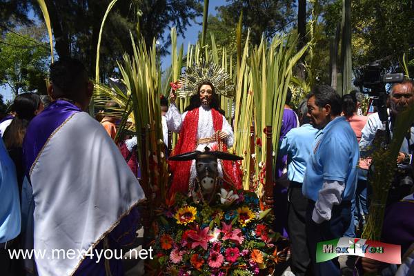 Domingo de Ramos en Iztapalapa 2024 (02-05)
Los papeles principales son llevados a cabo por habitantes de la alcaldía y en esta ocasión los papeles principales como el de Jesucristo a cargo de Christopher Gómez Hernández , quien tiene 22 años , es estudiante de Derecho y es originario del Barrio de San Miguel,  la Virgen María es representada por  Michelle Galicia quien tiene 22 años y es originaria del Barrio de Santa Bárbara, Judas es representado por Israel Domingo Flores de 45 y originario del Barrio de la Asunción,  a Pedro que es representada por Cristian Andrade Guillen del Barrio de Santa Bárbara de 23 años.  


Text & Photo by: Antonio Pacheco
Keywords: domingo ramos iztapalapa semana santa jesus cristo holy week