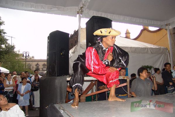 Cuba en Coyoacán/Cuba in Coyoacán 04-10
La agilidad de los bailarines y el ritmo de los tambores del grupo ILE ACHÉ hizo las delicias de la gente. 

The  ILE ACHÉ group  gave a great performance with their rhythm  and the music. 
Keywords: Cuba en Coyoacán / Cuba in Coyoacán