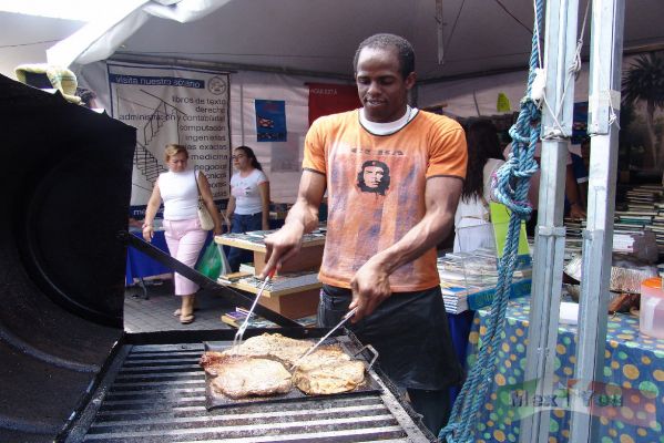 Cuba en Coyoacán/Cuba in Coyoacán 07-10
Además de la música y la danza pudimos también disfrutar de ricos platillos al estilo cubano. 

We could enjoy with the food prepared at the Cuban style.  
Keywords: Cuba en Coyoacán / Cuba in Coyoacán