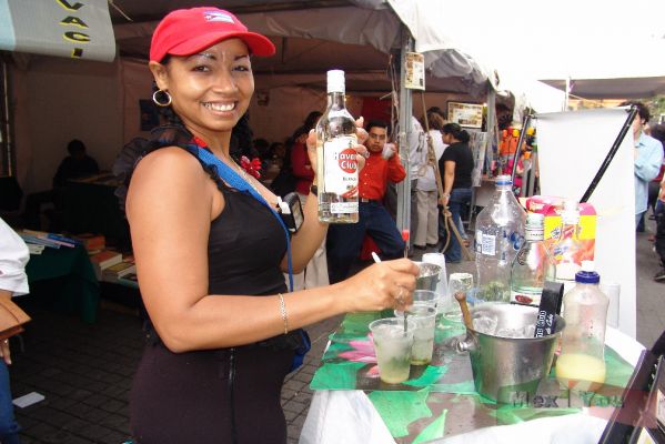 Cuba en Coyoacan /Cuba in Coyoacan 08-10
Tambien pudimos disfrutar de los ' Mojitos' preparados con Hierba Buena, Azucar, Jugo de limon, Ron, agua mineral y hielo. 

We could drink  the ' Mojitos' prepared with: Mint, Sugar, Lemon juice, rum, mineral water and ice.
Keywords: Cuba en Coyoacan / Cuba in Coyoacan