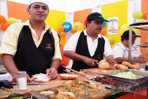 2o Festival de la Torta/2nd "Torta" National Festival 02-10
Al llegar a la explanada pudimos apreciar un rico olor que nos auguraba un gran banquete. 

When we arrived at the square  we could appreciate a rich scent that augured a great banquet to us.
Keywords: 2o Festival de la Torta/2nd "Torta" National Festival torta