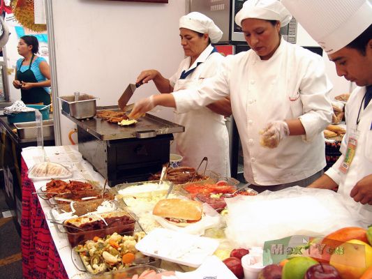 2o Festival de la Torta/2nd "Torta" National Festival 03-10
Pudimos recorrer cuatro pasillos donde a lo largo de estos se encontraban mï¿½s de 30 puestos que elaboraban las suculentas Tortas de los mï¿½s variados rellenos. 

We could cross four corridors where throughout these there were more than 30 stands which elaborate the  succulent ' Tortas '  with the  most varied  fillings.
Keywords: 2o Festival de la Torta/2nd "Torta" National Festival torta