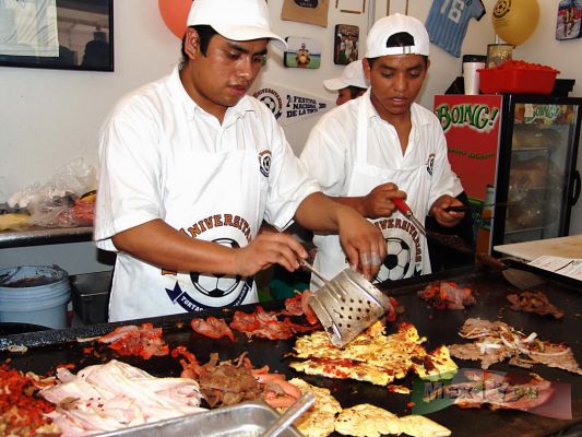 2o Festival de la Torta/2nd "Torta" National Festival 04-10
Tambiï¿½n pudimos apreciar diferentes dimensiones de este platillo, desde las pequeï¿½as de 5 cm especiales para los cocteles hasta la megatorta de 40 a 90 centï¿½metros. 

Also we could appreciate different dimensions from this snack, from the small ones of 5 cm special for cocteles to the  ' Megatorta ' from  40 to 90 centimeters.
Keywords: 2o Festival de la Torta/2nd "Torta" National Festival torta