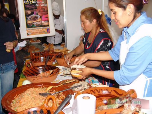 2o Festival de la Torta/2nd "Torta" National Festival 05-10
Y no podï¿½an faltar las tortas de guisado  preparadas al gusto del cliente con muchos rellenos a elegir. 

And they could not lack the ' Tortas '   of stewed  prepared to the taste of the client with many fillings to choose.
Keywords: 2o Festival de la Torta/2nd "Torta" National Festival