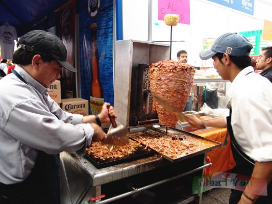 2o Festival de la Torta/2nd "Torta" National Festival 06-10
En nuestra comida Mexicana donde van las tortas van tambiï¿½n los tacos y aquï¿½ vemos los famosos tacos al pastor. 

In our Mexican cuisine the ' Tacos ' follow to the ' Tortas ' and here we could appreciate the famous ' Tacos al Pastor ' 
Keywords: 2o Festival de la Torta/2nd "Torta" National Festival  tacos torta