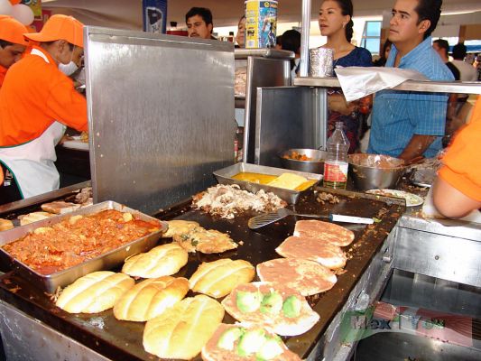 2o Festival de la Torta/2nd "Torta" National Festival 07-10
Como una cortesï¿½a de la CANIRAC (Camara Nacional de la Industria de Restaurantes y Alimentos Condimentados) pudimos degustar una rica Torta Cubana en el puesto de  ' Tortas Don Polo '  famosas desde 1956.  Muchas Gracias ï¿½ï¿½ï¿½ 

As a courtesy of the CANIRAC (National Chamber  of the Industry of Restaurants and Seasoned  Foods) we could taste a delicious ' Torta Cuban ' in the stand ' Tortas  Don Polo ' famous from 1956.  Thanks a lot ï¿½ï¿½ï¿½
Keywords: 2o Festival de la Torta/2nd "Torta" National Festival torta