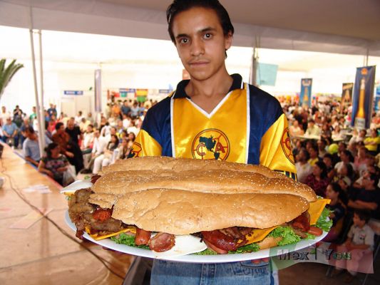 2o Festival de la Torta/2nd "Torta" National Festival 10-10
Como premio a los concursos se ofrecï¿½a a los ganadores especialidades de cada uno de los puestos, como es el caso de esta Megatorta preparada por Torterï¿½a Sinaloense. 

Some of the prizes  to the winners include  specialties of each one of the stands, such as  this ' Megatorta ' prepared by ' Torterï¿½a Sinaloense '.
Keywords: 2o Festival de la Torta/2nd "Torta" National Festival torta