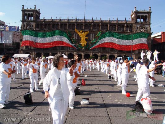 Maraton de La Ciudad de México/México City Maraton (2005) 05-06
La gente estaba contenta de por lo menos haber participado en este gran evento. 

People were happy  of at least to have participated in this great event.
Keywords: Maratón de La Ciudad de México/México City Marathon (2005)